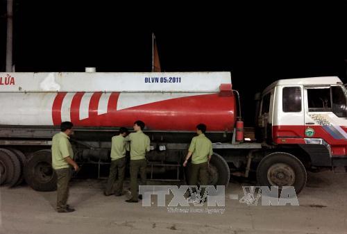 Bắt giữ xe bồn chở xăng không có nguồn gốc